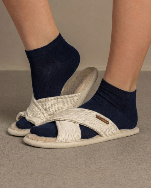 Calcetines tobilleros azules de bambú usados con zapatillas de casa, calcetines ligeros para uso en el hogar