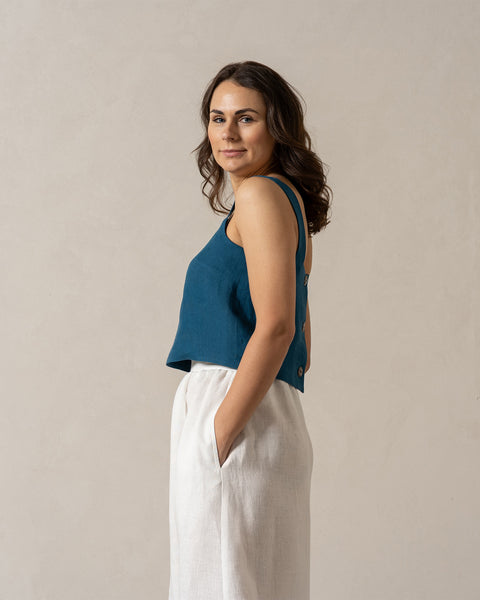 Top corto con botones en la espalda y peto azul cobalto