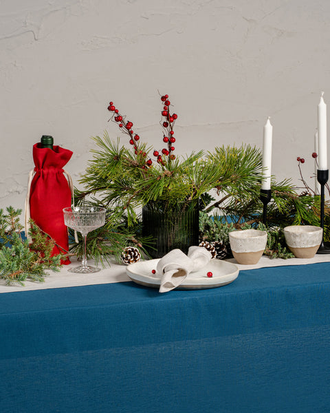 Mantel de lino azul cobalto para mesa de celebración con arreglos florales