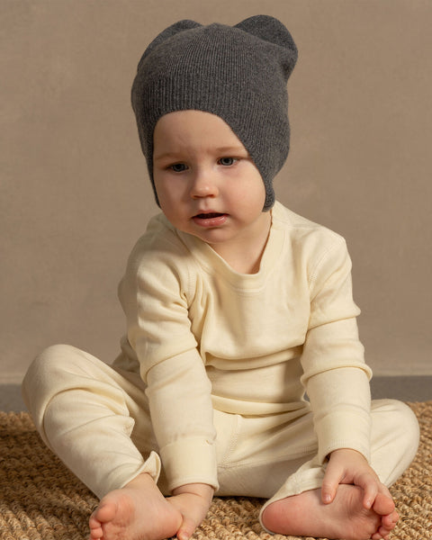 Gorro de orejeras de cachemir tejido color gris oscuro