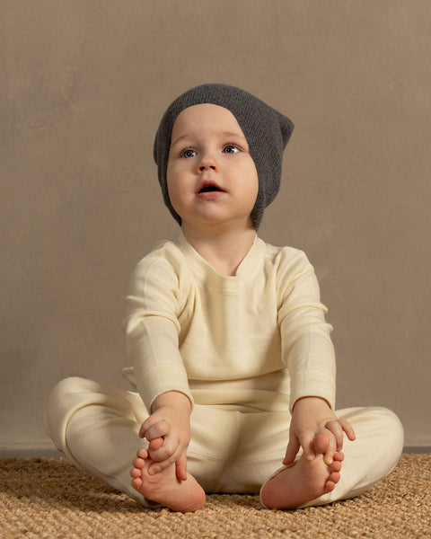 Gorro de orejeras de cachemir tejido color gris oscuro