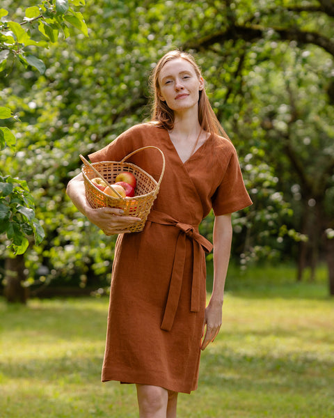Vestido cruzado de lino Eliana Marrón Almendra