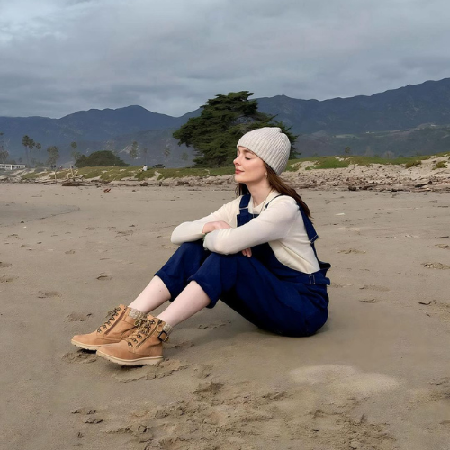 Una mujer vistiendo el mono peto NICCI en color azul tormenta.