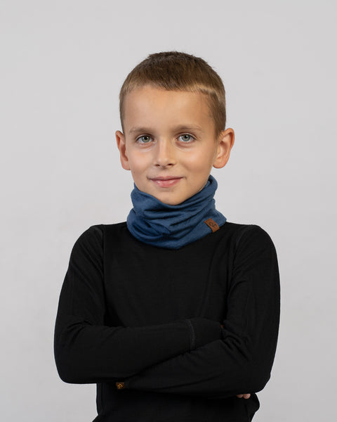 Niño con un braga de cuello azul de lana merina y una capa base negra – accesorio de invierno para niños suave, transpirable y cómodo.
