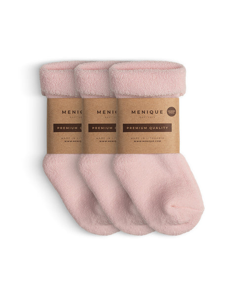 Un paquete de 3 pares de calcetines para niños en color rosa, forrados con sherpa y hechos de lana merina, con la marca Menique.