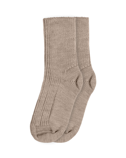 Los calcetines gruesos de canalé de merino para niños de Menique en color beige.