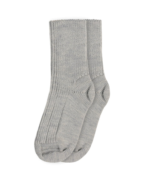 Los calcetines gruesos de canalé de merino para niños de Menique en color gris claro.