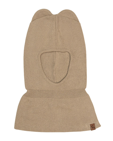 la braga de cuello de punto de algodón beige de Menique para niños sobre un fondo blanco.
