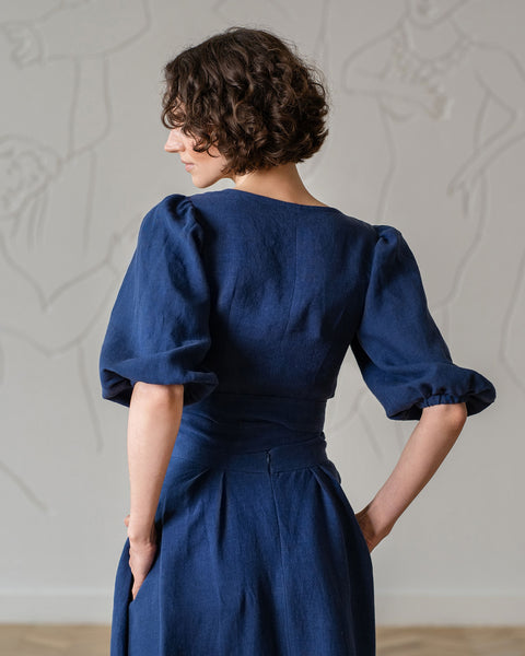 Top corto cruzado de lino con mangas abullonadas Jenny color azul tormenta