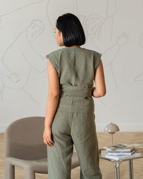 Top corto cruzado sin mangas de lino Ruby en verde piedra