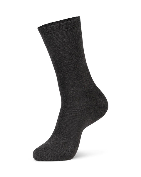 Los calcetines de algodón para hombre menique de media caña en color gris oscuro sobre un fondo blanco, vista lateral.