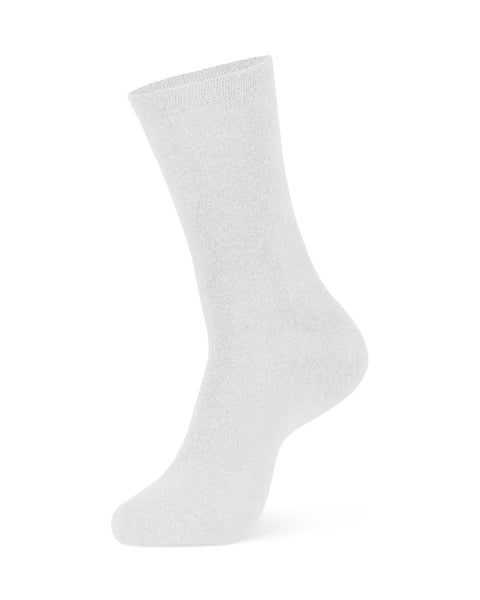 Los calcetines de algodón para hombre menique de caña media en color blanco sobre un fondo blanco, vista lateral.