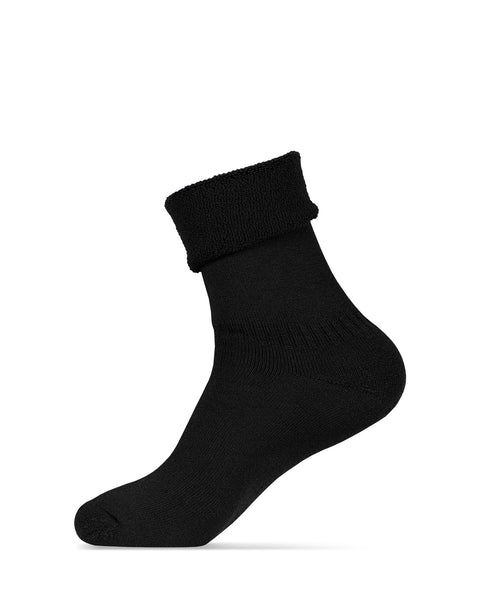 Los calcetines sherpa forrados de merino para hombre de menique en color negro, sobre un fondo blanco, con el puño del calcetín doblado visto de lado.