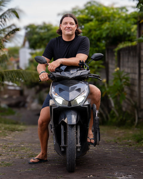 Hombre vistiendo camiseta de corte regular de 100% lana merina en color negro