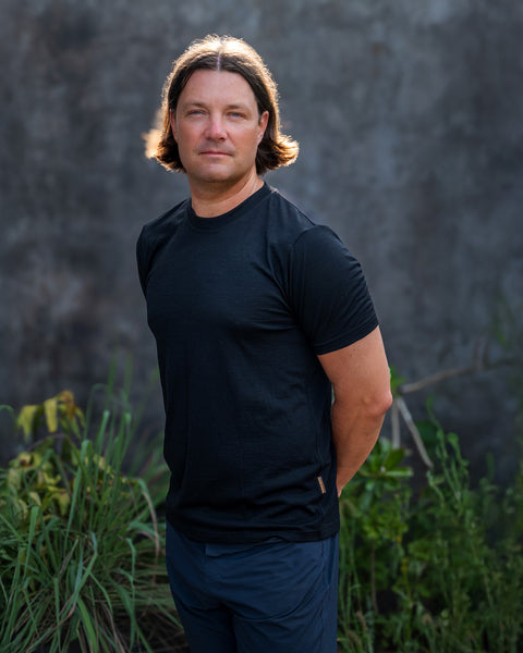 Hombre vistiendo camiseta de corte regular de 100% lana merina en color negro