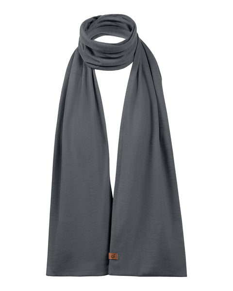 Bufanda unisex de lana merina en color gris, mostrada con un estilo sencillo de envolver.