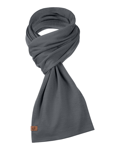 Bufanda unisex gris de lana merina doblada en un nudo elegante, con una pequeña etiqueta con el logo.