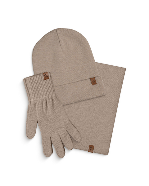 Conjunto de gorro de punto beige, guantes y bufanda sobre fondo blanco