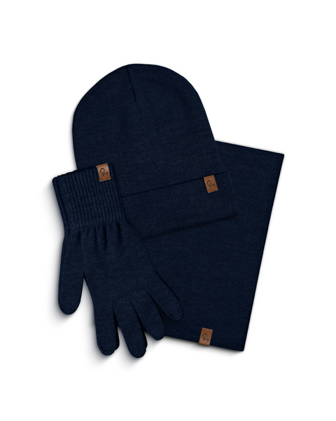 Conjunto de gorro, bufanda y guantes de punto azul marino sobre fondo blanco