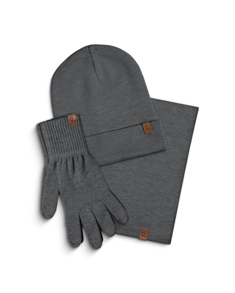 Conjunto de gorro de punto gris, guantes y bufanda sobre fondo blanco