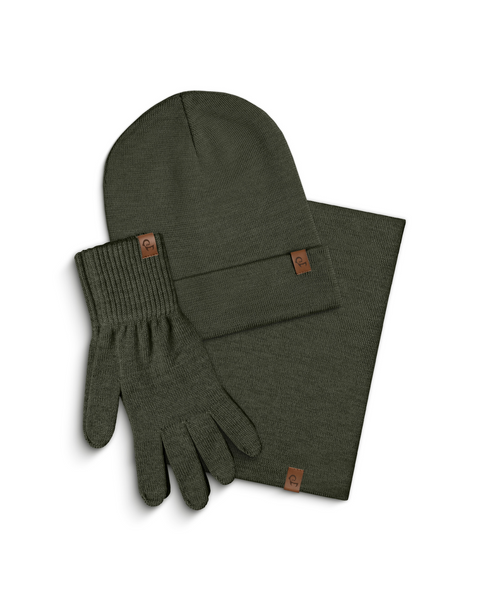 Conjunto de gorro de punto verde, guantes y bufanda sobre fondo blanco