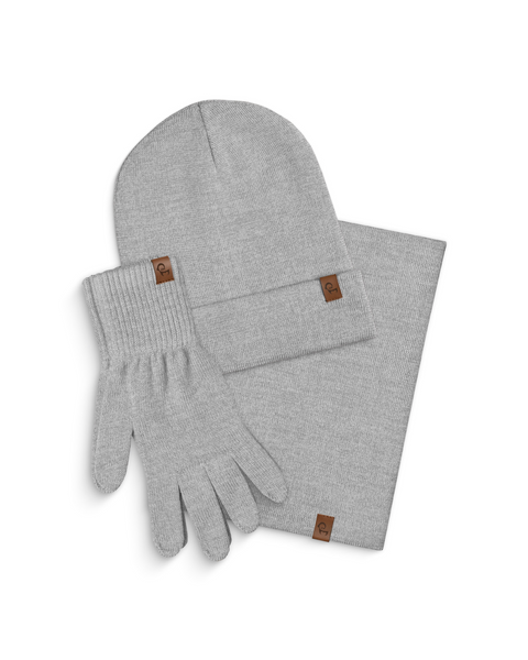 Conjunto de gorro de punto gris claro, guantes y bufanda sobre fondo blanco