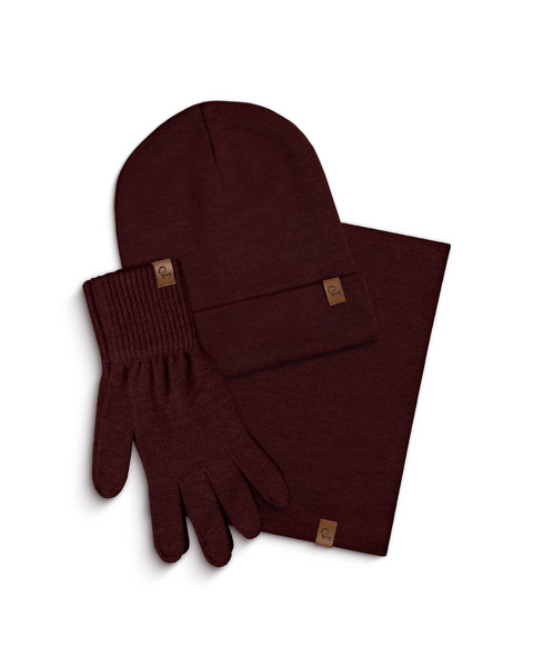 Conjunto de gorro tejido, guantes y bufanda Royal Cherry de menique sobre fondo blanco