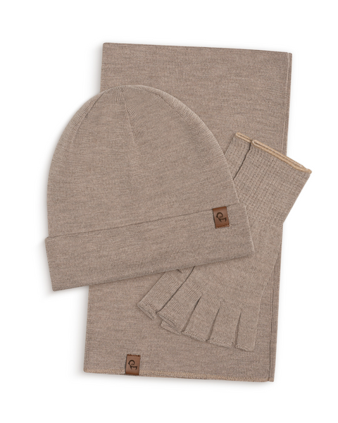 Conjunto de gorro de punto, braga para el cuello y guantes sin dedos en beige cremoso de menique sobre fondo blanco