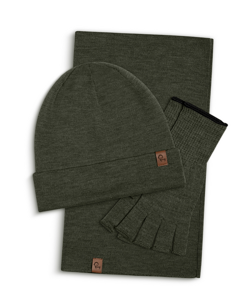 Conjunto de gorro de punto menique verde oscuro para hombre, braga de cuello y guantes sin dedos sobre fondo blanco