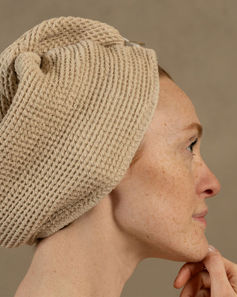 toalla para el cabello en color marrón arena