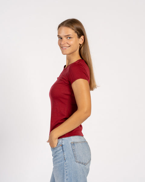 Vista lateral de modelo con camiseta Merino royal cherry – camiseta de lana suave y ligera