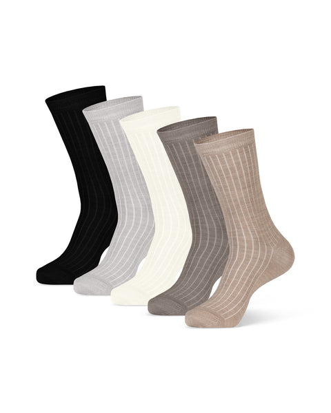 Calcetines de canalé de merino para mujer en los 5 colores disponibles, incluyendo negro, gris claro, natural y beige.
