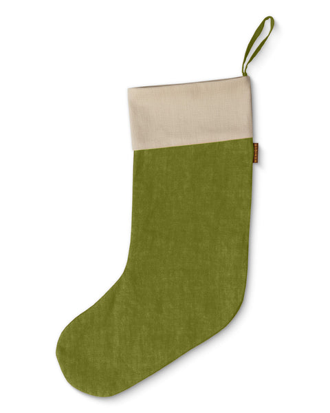Calcetín navideño verde y beige sobre fondo blanco
