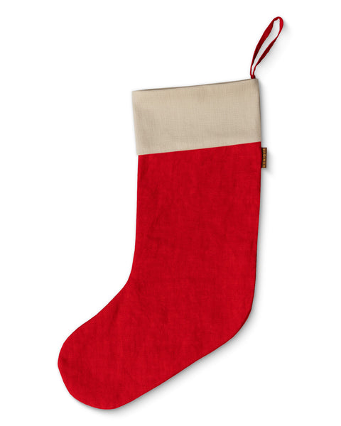 Calcetín navideño rojo con parte superior beige sobre fondo blanco