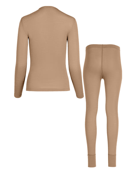 Conjunto beige de manga larga y pantalones para mujer sobre fondo blanco