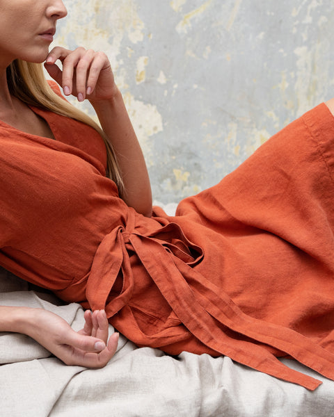 Vestido cruzado de lino Eliana rojo canela