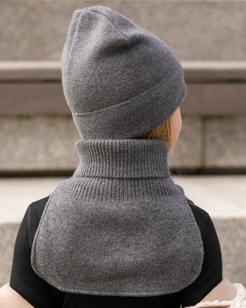 Conjunto de 3 piezas para niños: gorro tejido, cuello y guantes en gris oscuro