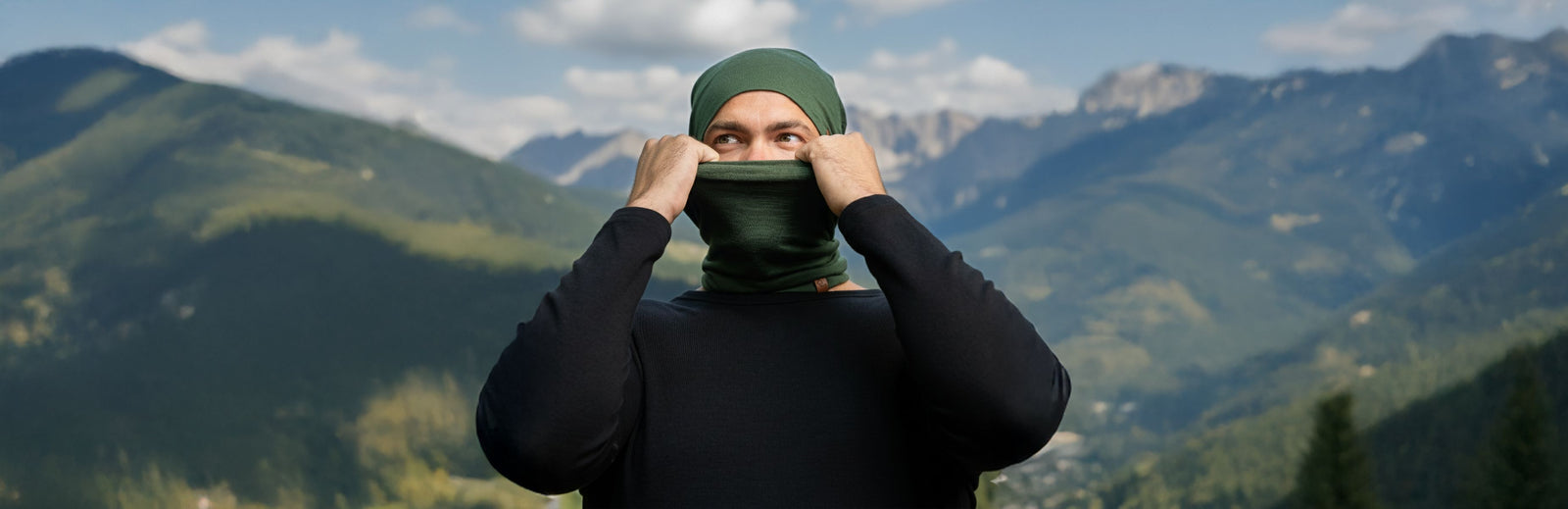Persona con un pañuelo verde en la cabeza con montañas al fondo