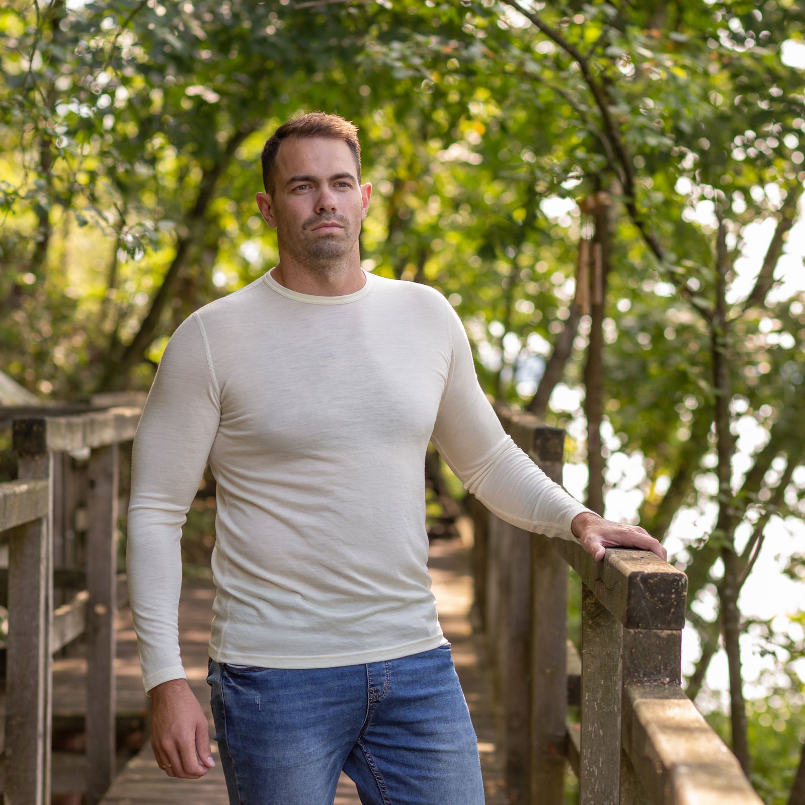Hombre corriendo al aire libre con un fondo natural desenfocado