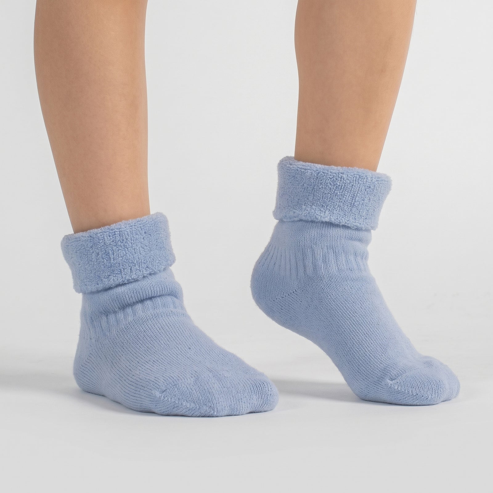 Un paquete de 3 pares de calcetines para niños en azul claro, forrados con sherpa y hechos de lana merina, con la marca Menique.