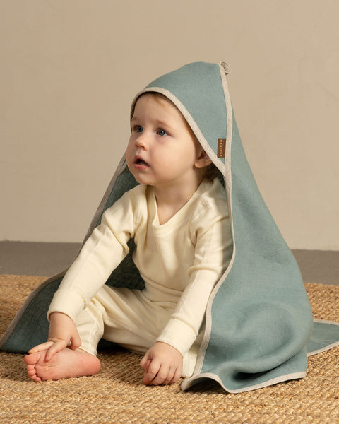 Toalla de bebé de lino en color verde menta