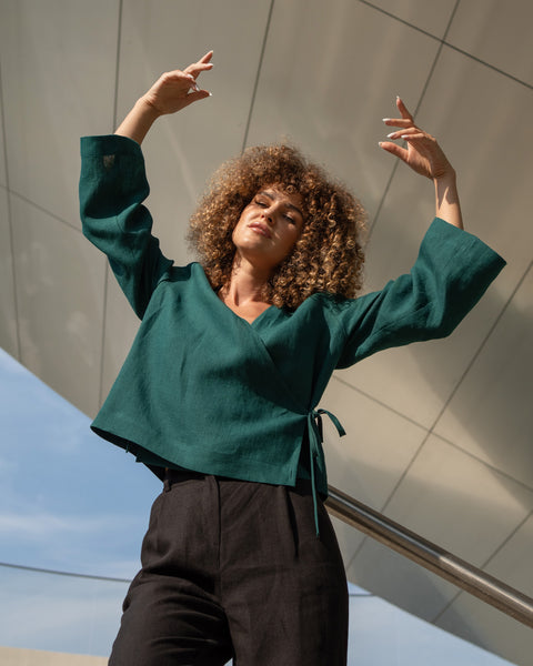 Top cruzado de lino Thea en verde oscuro