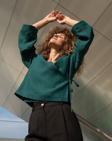 Top cruzado de lino Thea en verde oscuro