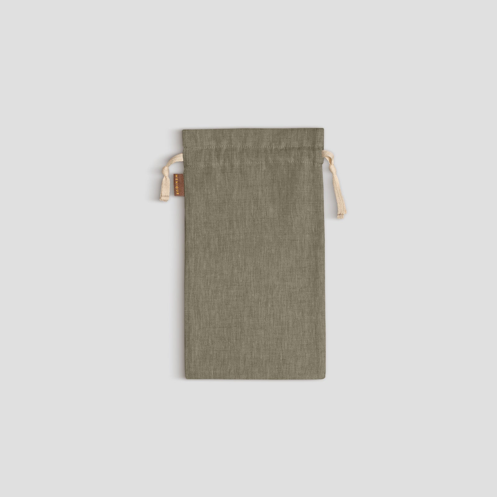 Bolsa con cordón verde piedra sobre un fondo gris claro