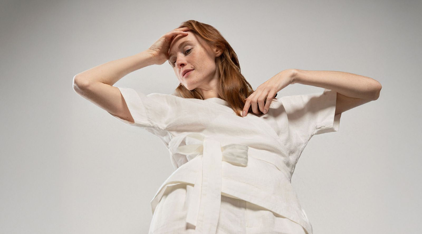 Mujer vistiendo un vestido blanco con un fondo liso