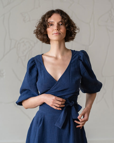 Top corto cruzado de lino con mangas abullonadas Jenny color azul tormenta