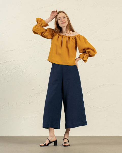 Pantalones anchos de lino Lana en azul tormenta combinados con blusa de lino Jessica en amarillo picante