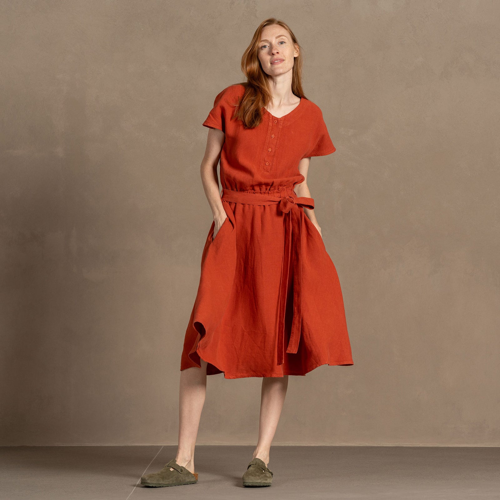 Vestido de lino con botones delanteros Brigit para figura de talla grande