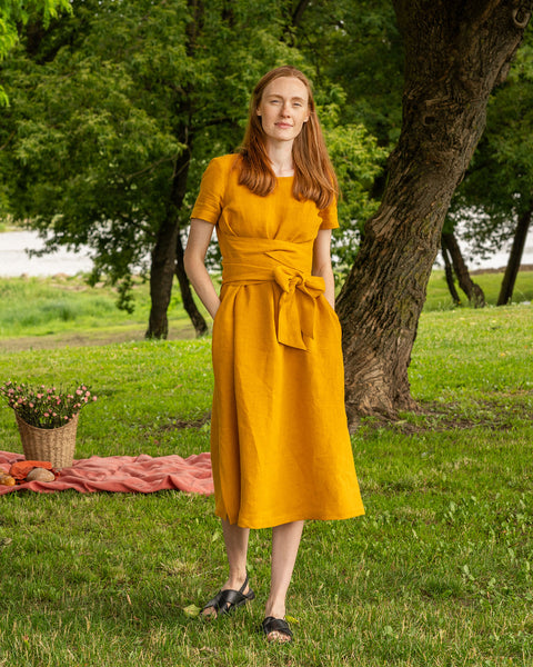 Vestido corto de lino con mangas cortas y fajín Obi Milly