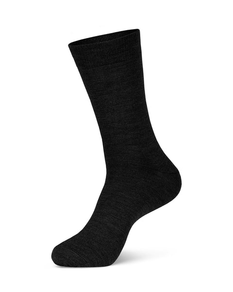 Calcetines de merino para hombre en color negro sobre fondo blanco, vista lateral